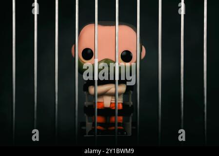 Figurine vinyle POP Funko du personnage fictif d'Hannibal Lecter du livre et film de Thomas Harris le silence des agneaux enfermé dans une cellule de prison. L'illust Banque D'Images