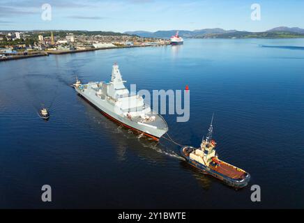 Greenock, Écosse, Royaume-Uni. 5 septembre 2024. Vues aériennes de la frégate HMS Cardiff type 26 passant devant le bateau de croisière Queen Mary 2 à Greenock en route de Glenmallan au chantier naval BAE sur la rivière Clyde à Scotstoun à Glasgow. La frégate a été transportée par barge à Glenmallan pour être lancée en eau profonde et sera maintenant équipée au chantier naval de Scotstoun. Pic ; Iain Masterton/Alamy Live News Banque D'Images