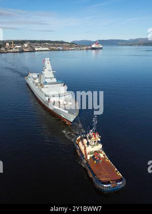 Greenock, Écosse, Royaume-Uni. 5 septembre 2024. Vues aériennes de la frégate HMS Cardiff type 26 passant devant le bateau de croisière Queen Mary 2 à Greenock en route de Glenmallan au chantier naval BAE sur la rivière Clyde à Scotstoun à Glasgow. La frégate a été transportée par barge à Glenmallan pour être lancée en eau profonde et sera maintenant équipée au chantier naval de Scotstoun. Pic ; Iain Masterton/Alamy Live News Banque D'Images