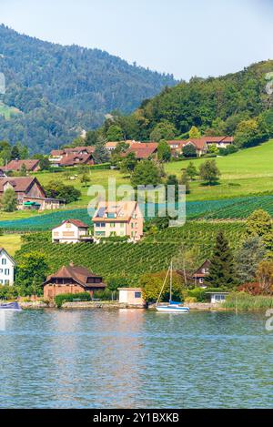 Gros plan du front de mer du village suisse près de Lucerne, Suisse, 19 août 2022 Banque D'Images