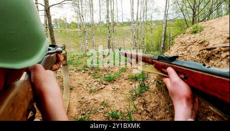 Reconstituteurs habillés en soldat russe soviétique visant avec des fusils Banque D'Images