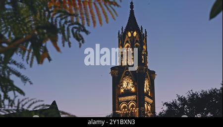 Tour de l'horloge Rajabai dans l'illumination du soir. Tour de l'horloge à Mumbai Inde. Confins du Fort Campus de l'Université de Mumbai. Il s'inspire de Big Ben In Banque D'Images