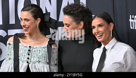 Toronto, Canada. 05th Sep, 2024. (G-d) Margaret Qualley, la réalisatrice Coralie Fargeat et demi Moore assistent à la première mondiale de « The substance » au Royal Alexandra Theatre, donnant le coup d'envoi du programme Midnight Madness lors de la soirée d'ouverture du Festival international du film de Toronto à Toronto, Canada, le jeudi 5 septembre 2024. Photo de Chris Chew/UPI crédit : UPI/Alamy Live News Banque D'Images