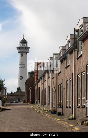 Le phare d'Egmond aan Zee, pays-Bas, vu du village avec des bâtiments pittoresques dans une rue vers le phare Banque D'Images