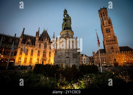 Architecture médiévale de la place du marché au crépuscule - Bruges, Belgique Banque D'Images