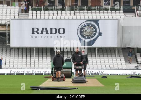 Londres, Royaume-Uni. 06 septembre 2024. Le personnel au sol prépare le guichet après une nuit de pluie lors du 3ème Rothesay test match Day One England v Sri Lanka au Kia Oval, Londres, Royaume-Uni, le 6 septembre 2024 (photo par Mark Cosgrove/News images) à Londres, Royaume-Uni le 9/6/2024. (Photo de Mark Cosgrove/News images/SIPA USA) crédit : SIPA USA/Alamy Live News Banque D'Images