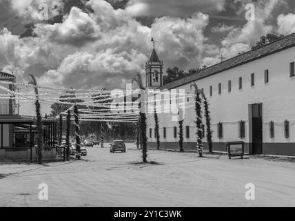 Rue de sable et bâtiments de confrérie à El Rocio, Andalousie, Espagne Banque D'Images