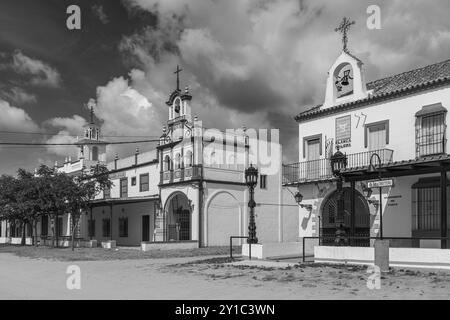 Rue de sable et bâtiments de confrérie à El Rocio, Andalousie, Espagne Banque D'Images