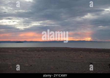 Le lac Turkana est un lac salin situé dans la vallée du Rift au Kenya, au nord du Kenya, avec son extrémité nord traversant l'Éthiopie Banque D'Images