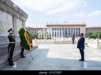 Pékin, Chine. 6 septembre 2024. Le président de la République du Congo Denis Sassou Nguesso dépose une couronne au Monument aux héros du peuple sur la place Tian'anmen à Pékin, capitale de la Chine, le 6 septembre 2024. Crédit : Zhai Jianlan/Xinhua/Alamy Live News Banque D'Images