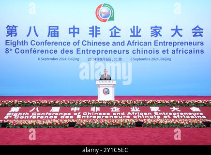 Pékin, Chine. 6 septembre 2024. Le premier ministre chinois Li Qiang prononce un discours lors de la cérémonie d'ouverture de la huitième Conférence des entrepreneurs chinois et africains au Centre national des congrès de Chine à Beijing, capitale de la Chine, le 6 septembre 2024. Crédit : Pang Xinglei/Xinhua/Alamy Live News Banque D'Images