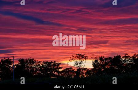 Coucher de soleil rouge sang sur West Cork Irlande Banque D'Images