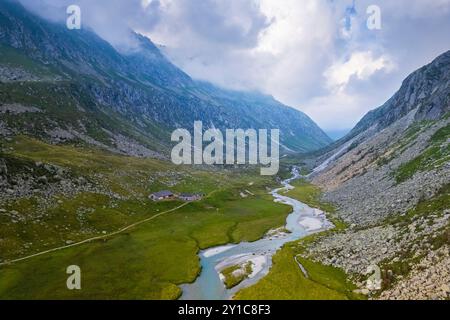 Vue sur la vallée de l'Adame en été. Saviore dell’Adamello, vallée de Saviore, parc Adamello, district de Brescia, Italie. Banque D'Images