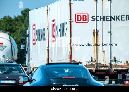 LKW der Spedition DB Schenker auf der Autobahn, München, septembre 2024 Deutschland, München, septembre 2024, LKW der Spedition DB Schenker auf der Autobahn, die Bahn-Tochter DB Schenker steht aktuell zum Verkauf, Wirtschaft, Bayern *** DB Schenker Truck on the Highway, Munich, septembre 2024 Allemagne, Munich, septembre 2024, dB Schenker camion sur l'autoroute, la filiale ferroviaire DB Schenker est actuellement à vendre, économie, Bavière Banque D'Images