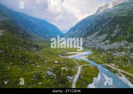 Vue sur la vallée de l'Adame en été. Saviore dell’Adamello, vallée de Saviore, parc Adamello, district de Brescia, Italie. Banque D'Images