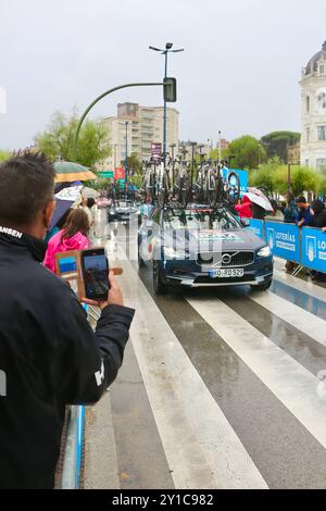 Red Bull Bora-Hansgrohe Team Volvo voiture de soutien passant la Plaza Italia sous une pluie battante 17ème étape Vuelta de Espana Santander Cantabria Espagne Banque D'Images