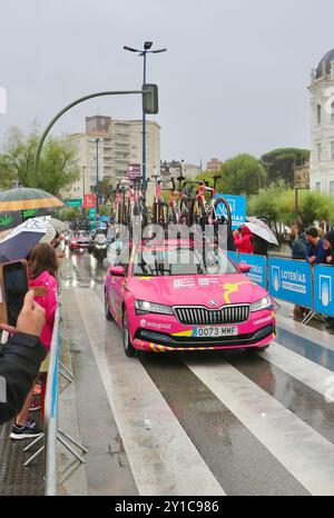 EF Education Easypost Team Skoda voiture de soutien passant la Plaza Italia sous une pluie battante 17ème étape Vuelta de Espana Sardinero Santander Cantabria Espagne Banque D'Images