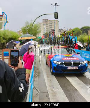 Lidl-Trek Team BMW voiture de soutien passant la Plaza Italia sous une pluie battante 17ème étape Vuelta de Espana Santander Cantabria Espagne Europe Banque D'Images