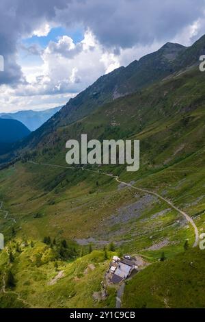 Vue aérienne du refuge Longo à l'aube en été. Carona, Val Brembana, Alpi Orobie, Bergame, Bergame Province, Lombardie, Italie, Europe. Banque D'Images