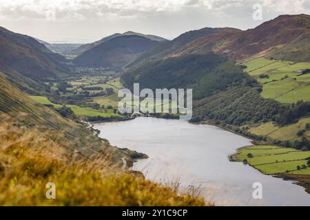 Vue sur le lac Tal-y-llyn depuis Corris coin nord du pays de Galles. La rivière Dysynni coule de lui à la mer d'Irlande que l'on peut voir au loin. Banque D'Images