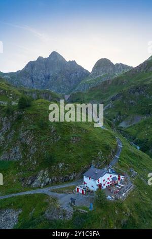 Vue aérienne du refuge Longo et du Monte Aga à l'aube en été. Carona, Val Brembana, Alpi Orobie, Bergame, Bergame Province, Lombardie, Italie, Europe. Banque D'Images