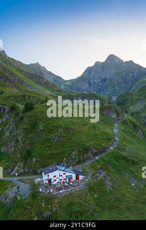 Vue aérienne du refuge Longo et du Monte Aga à l'aube en été. Carona, Val Brembana, Alpi Orobie, Bergame, Bergame Province, Lombardie, Italie, Europe. Banque D'Images