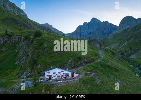 Vue aérienne du refuge Longo et du Monte Aga à l'aube en été. Carona, Val Brembana, Alpi Orobie, Bergame, Bergame Province, Lombardie, Italie, Europe. Banque D'Images