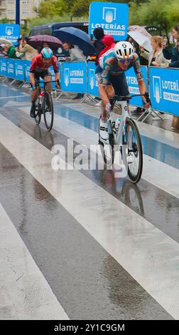 Cyclistes en compétition dans la 17ème étape de la Vuelta de Espana sous pluie battante Plaza de Italia Santander Cantabrie Espagne Europe 4 septembre 2024 Banque D'Images