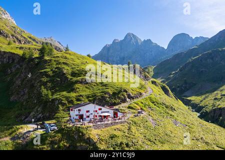 Vue aérienne du refuge Longo et du Monte Aga à l'aube en été. Carona, Val Brembana, Alpi Orobie, Bergame, Bergame Province, Lombardie, Italie, Europe. Banque D'Images