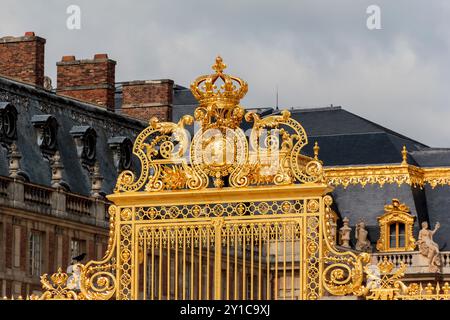 Voici les armoiries et la couronne sur une porte de l'ancienne résidence royale du Château Versailles 12 mai 2013 à Versailes, France. Banque D'Images