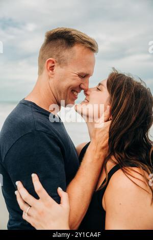Couple riant et sur le point de s'embrasser, gros plan Banque D'Images