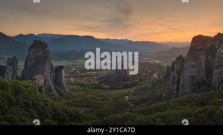 Coucher de soleil sur les monastères des Météores et la vallée en Grèce Banque D'Images