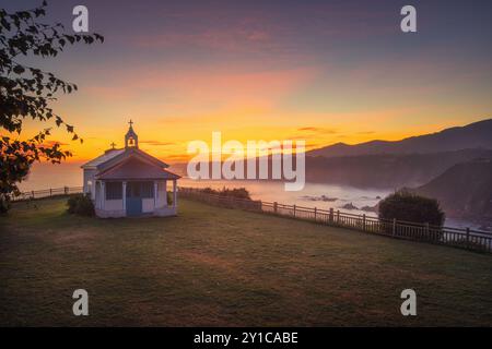 Coucher de soleil sur Ermita de la Regalina dans les Asturies Banque D'Images