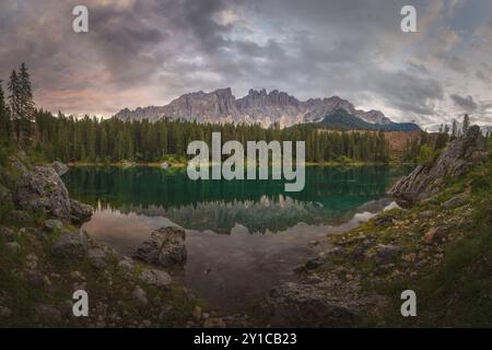 Pittoresque Lago di Carezza avec reflet de montagne au coucher du soleil Banque D'Images