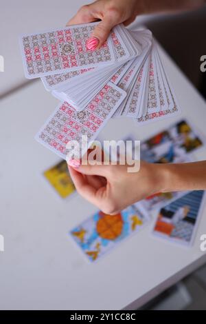 Cartes Tarot sur la table. Mise au point sélective. Magique. Banque D'Images