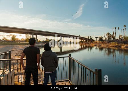 Les gens regardant la rivière au coucher du soleil Yuma, AZ Banque D'Images