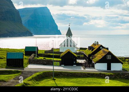 Église de Vidareidi surplombant un fjord, îles Féroé Banque D'Images