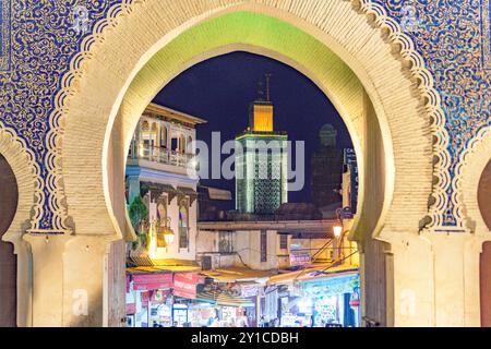 La porte bleue au crépuscule, Fès, Maroc Banque D'Images