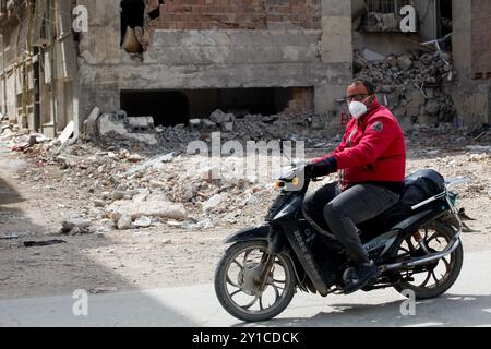 Antakya, Turkiye. 06 avril 2023. Un semblant de vie dans la ville turque d’Antakya au milieu des débris et des destructions causés par le séisme de magnitude 7,8 qui a frappé Turkiye et la Syrie le 6 février 2023. Dix provinces ont été touchées par le séisme et ses répliques à Turkiye, la ville d'Antakya et la province environnante de Hatay étant parmi les zones les plus touchées Banque D'Images