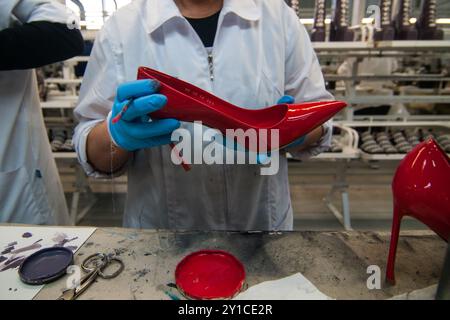 RIVIERA DEL BRENTA, ITALIE – 29 JUILLET 2024 : artisans cordonniers sur la Riviera del Brenta. Cette région est réputée pour son artisanat traditionnel à fo Banque D'Images