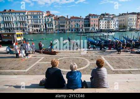 VENISE, ITALIE – 15 MAI 2016 : les touristes regardent la Vogalonga à Venise. Cet événement annuel d'aviron attire des participants et des spectateurs de tout le WO Banque D'Images