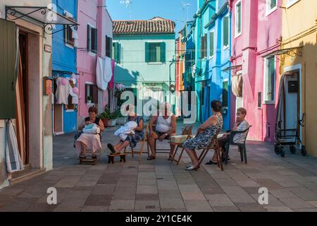 BURANO, ITALIE – 18 JUILLET 2017 : fabricants de dentelles à Burano. Ces artisans qualifiés sont connus pour leurs dentelles complexes, poursuivant le long trad de l'île Banque D'Images