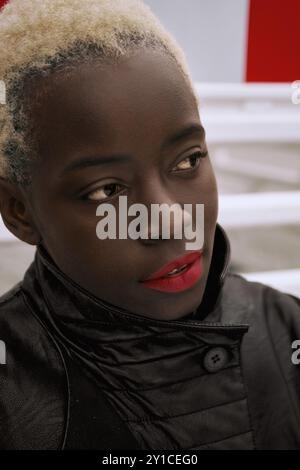 Jeune femme noire blonde à l'extérieur avec des lèvres rouges Banque D'Images