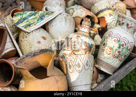 Vases ukrainiens, pots, cruches, pichets avec des motifs décoratifs traditionnels. Banque D'Images