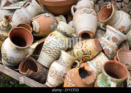 Vases ukrainiens, pots, cruches, pichets avec des motifs décoratifs traditionnels. Banque D'Images