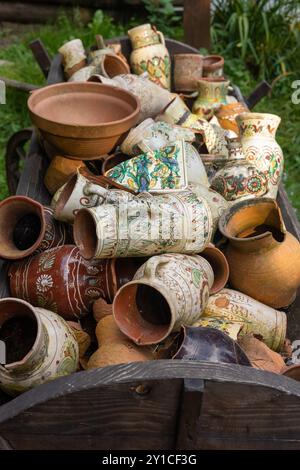 Vases ukrainiens, pots, cruches, pichets avec des motifs décoratifs traditionnels. Banque D'Images