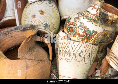 Vases ukrainiens, pots, cruches, pichets avec des motifs décoratifs traditionnels. Banque D'Images