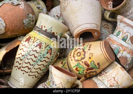 Vases ukrainiens, pots, cruches, pichets avec des motifs décoratifs traditionnels. Banque D'Images