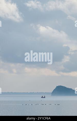 Île de Bisentina au milieu du lac Bolsena au coucher du soleil en Italie Banque D'Images