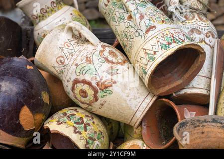 Vases ukrainiens, pots, cruches, pichets avec des motifs décoratifs traditionnels. Banque D'Images